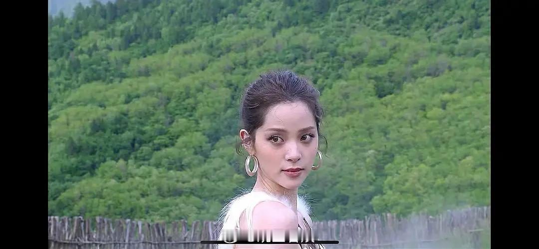 为什么感觉麦麦和娜娜的脸都有点垮垮的，是妆造问题还是光线问题还是人的正常生理构造