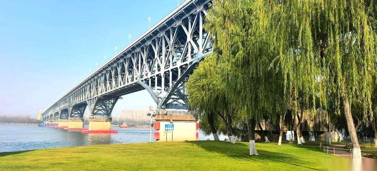 每次上大号，我妈都吼我中途赶紧冲一次，说味儿太大。我以前还挺愧疚，总觉得自己不