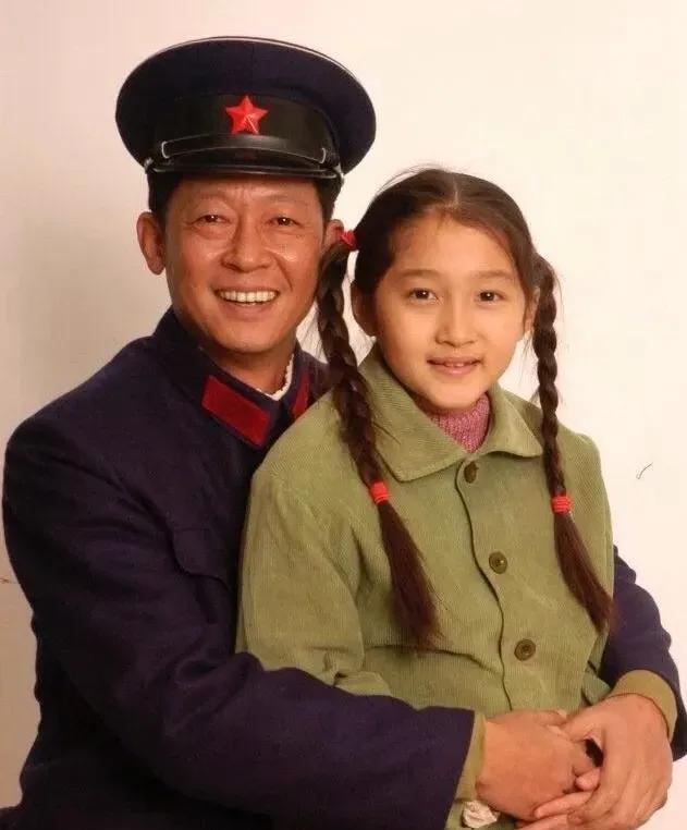关晓彤和王志文两个人，关晓彤从小就和王志文合作，小时候一张迷人的脸蛋，乖巧懂事，