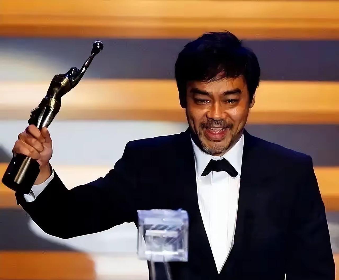 说句扎心的话，61岁的刘青云拿下首届金狮大赏影帝，给整个娱乐圈狠狠扇了一记耳光。