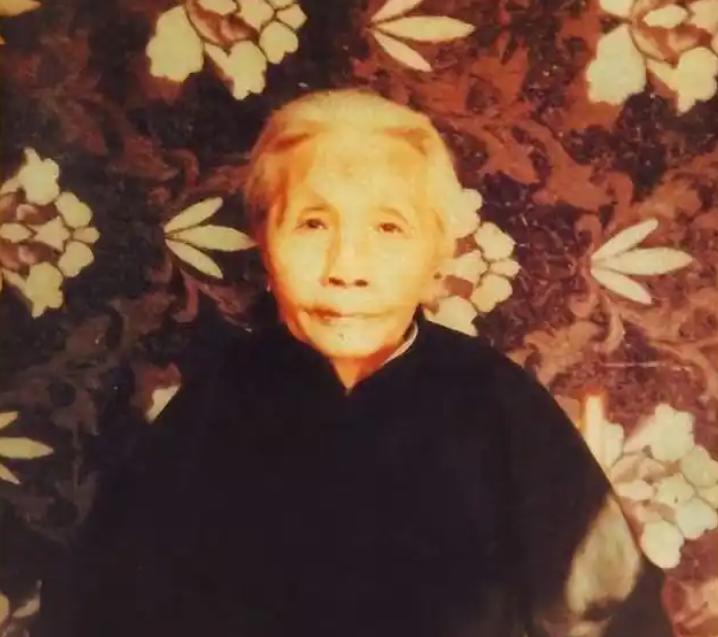 1992年，88岁老奶奶临终前叮嘱孙子：我死后，遗体千万别动，将来会有奇迹。孙子