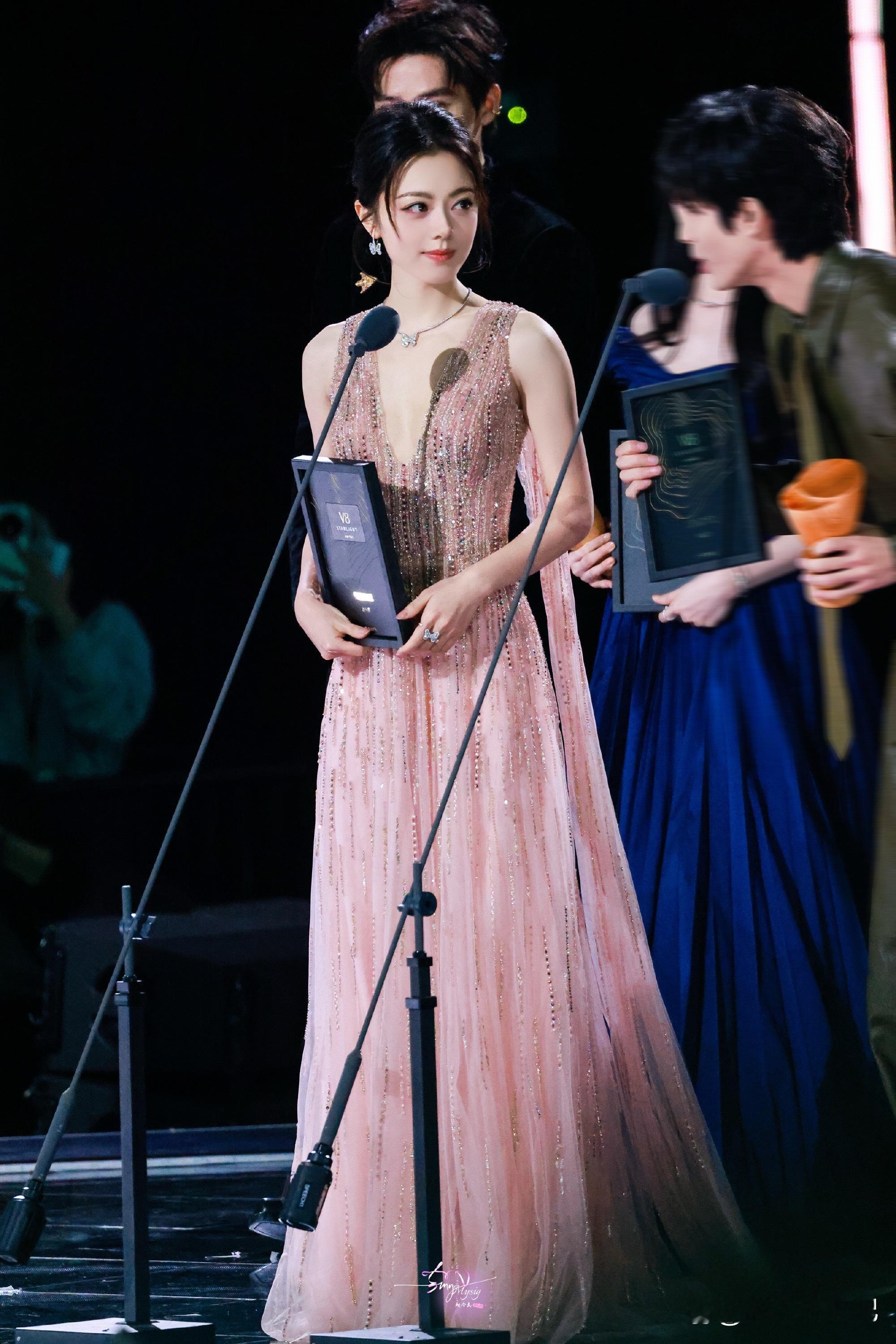 赵今麦这套造型太好看了