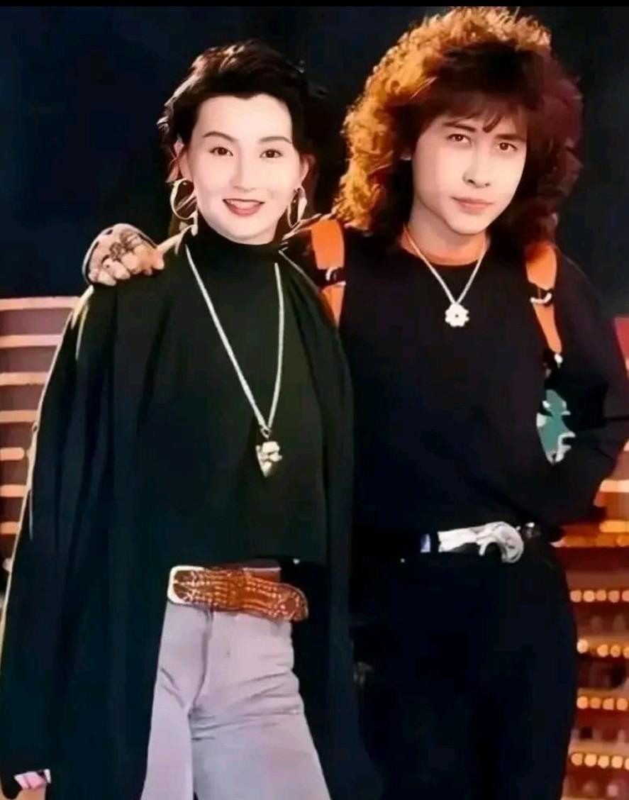 齐秦年轻时的颜值那叫一美，和港姐张曼玉站在一起都丝毫不落下风，在当时的港当娱乐圈