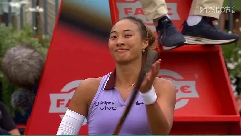 郑钦文2：0战胜美网冠军拉杜卡鲁挺进女王杯四强又是逆转第一盘6比2赢得较为