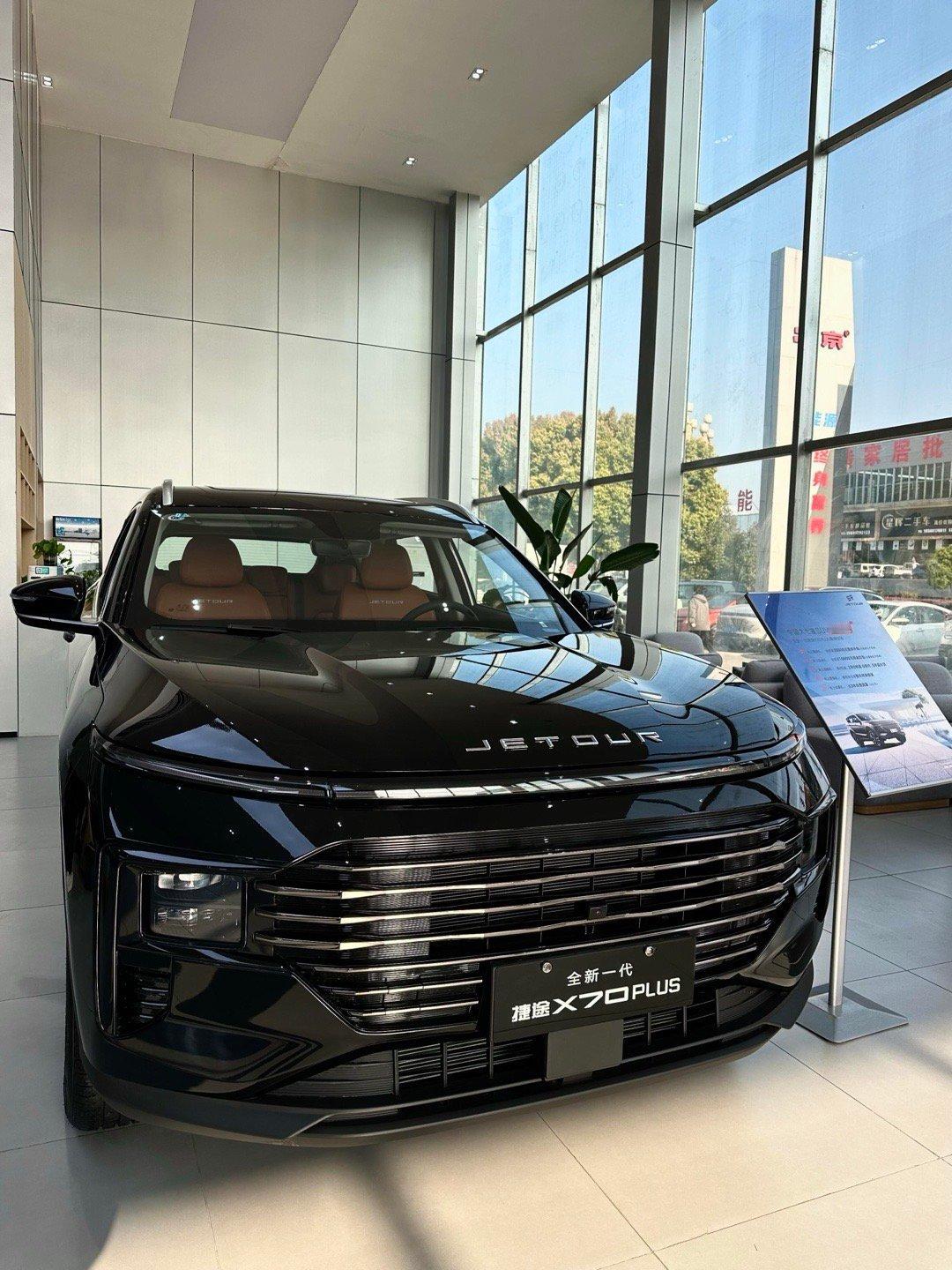 捷途X70PLUS这车一上来就主打大七座家用SUV，起步价11.39万，