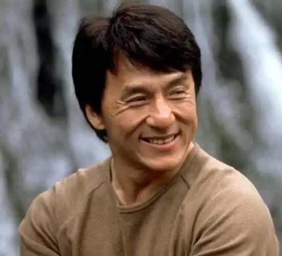 成龙在镜头前说了句大实话：我在全世界拍戏，亲眼见过太多国人在海外过得那叫一个惨，