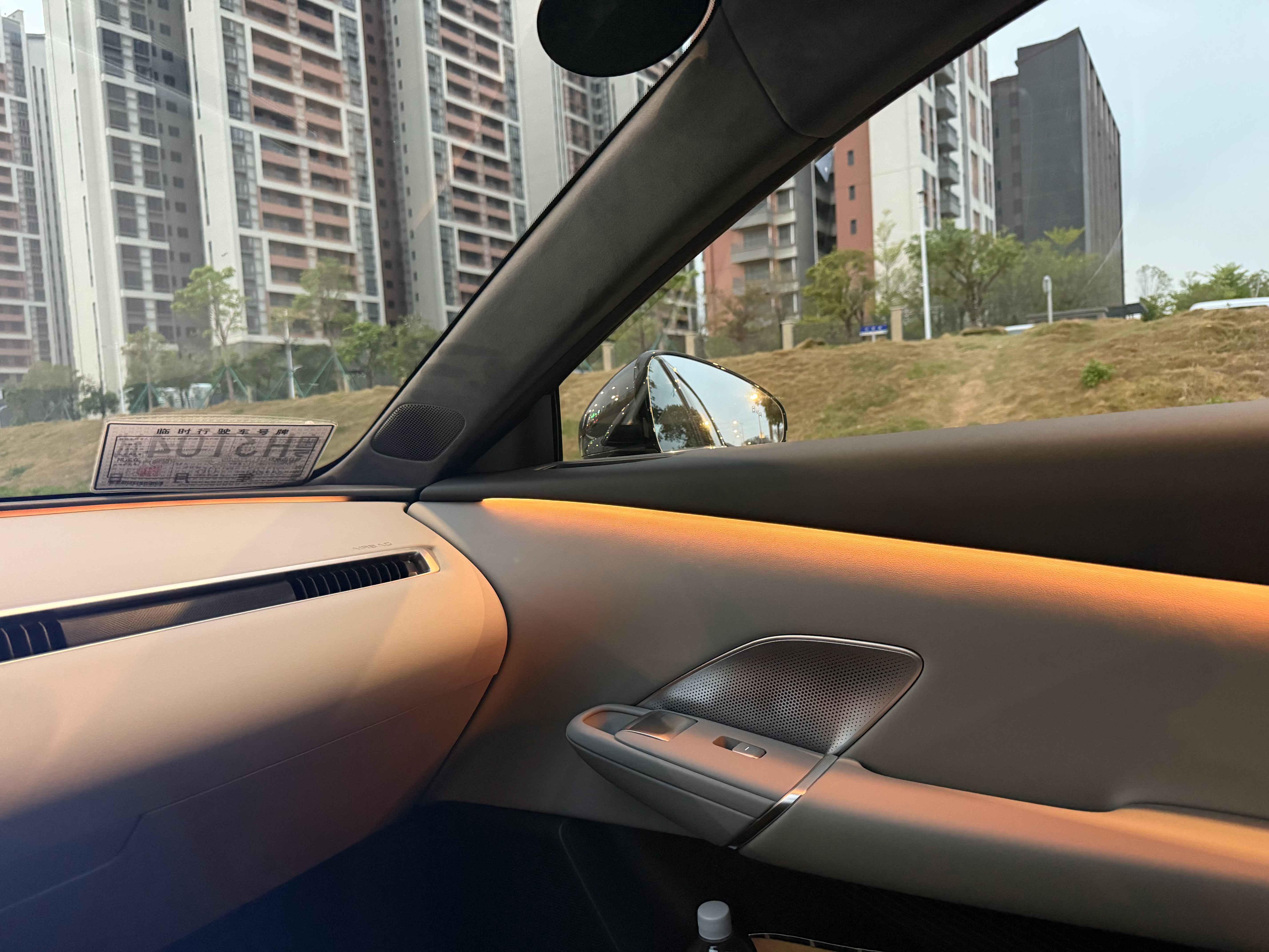 图一是小鹏26款的Mona，在氛围灯使用上是克制、不喧宾夺主的，且有视觉上