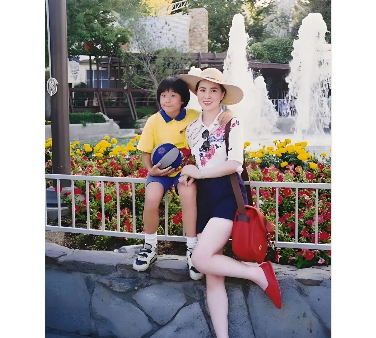 这张照片展现出了成龙大哥的妻子林凤娇与儿子房祖名1992年在香港公园游玩时的情景