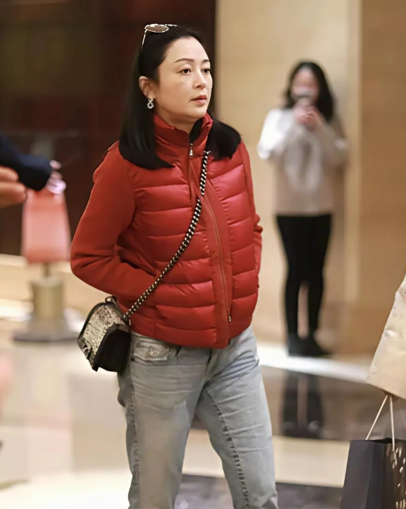 57岁陈红素颜现身不化妆也比普通人精致，这才是岁月不败美人！状态好到让人惊艳！