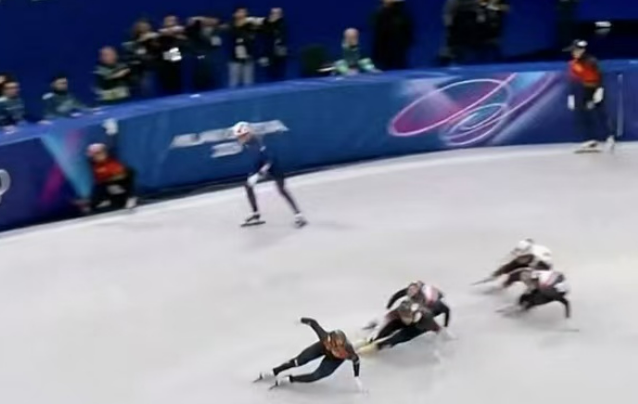 英国选手带倒了两个中国选手，为什么要质疑中国选手的战术和上的时机？刘少昂的滑商