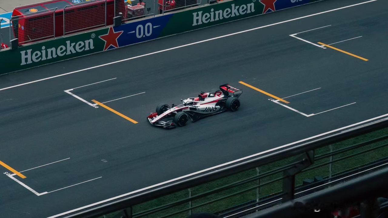 要知道，曾经F1是中国车企想都不敢想的坎，但现在不一样了。魏建军带着长城硬