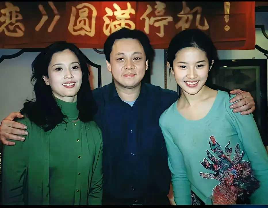 终于明白刘亦菲的高颜值从哪来了！这张全家福太有说服力。她的父亲眉目端正气质儒雅