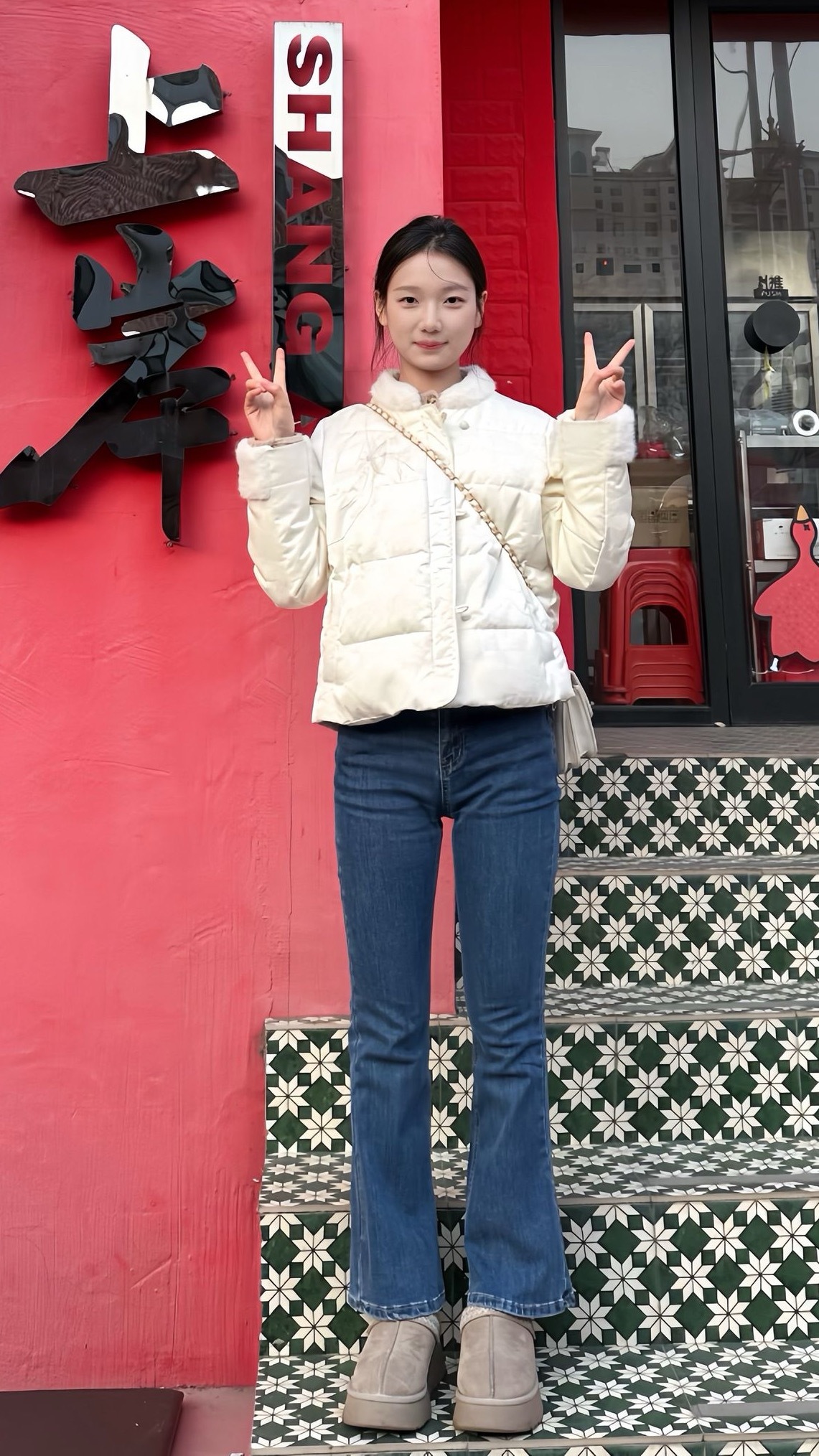 年轻人把钱都穿在身上了，懂得享受生活，穿衣吃饭牛仔裤穿搭