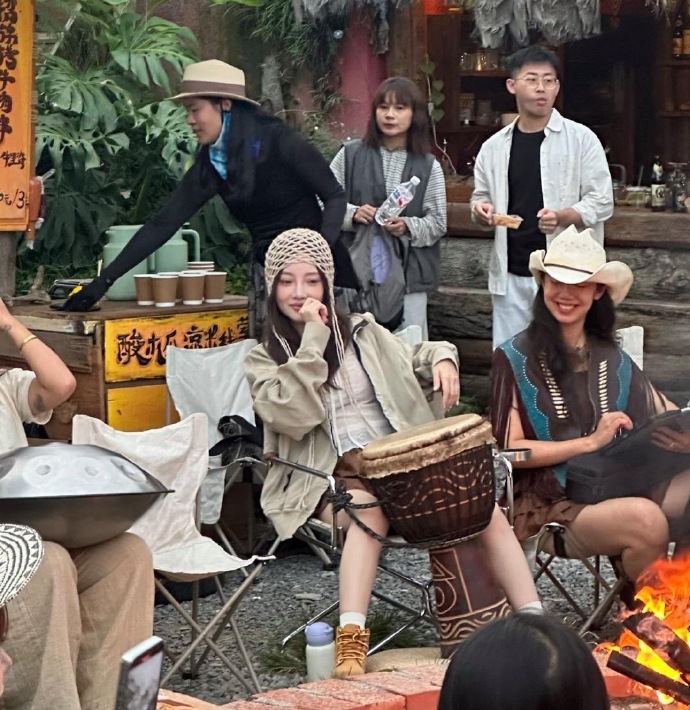 44岁李小璐和闺蜜在云南大理烤火野餐，她的打扮很少女，皮肤白皙，状态看起来非常好