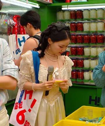 章若楠cos了赌神海棠造型章若楠红色风衣港风味儿章若楠这次cos的造型实在是太