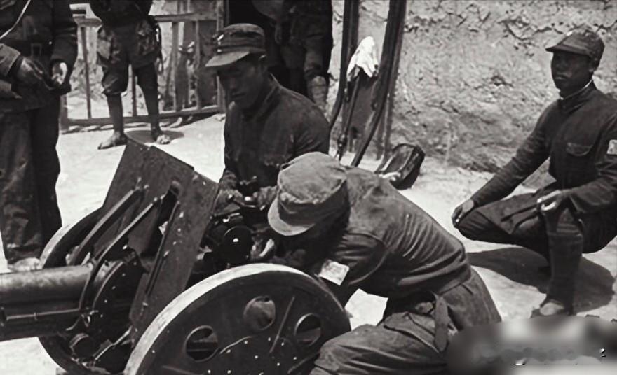 1940年，连长李玉章带人去偷炮弹，临走时，一块石头忽砸了下来，惊动了日军。眼看