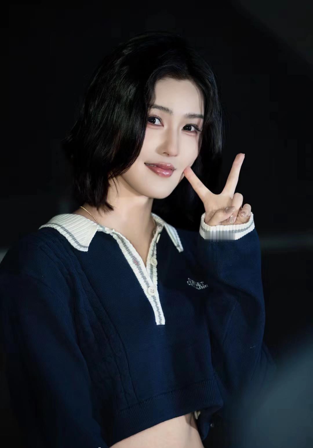 程儿，黑发如墨，笑靥如花。