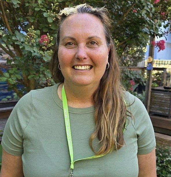 澳洲一位女房主在自家棚屋里发现了一个闯入者。她没有报警，而是拿起棒球棒把人给揍了