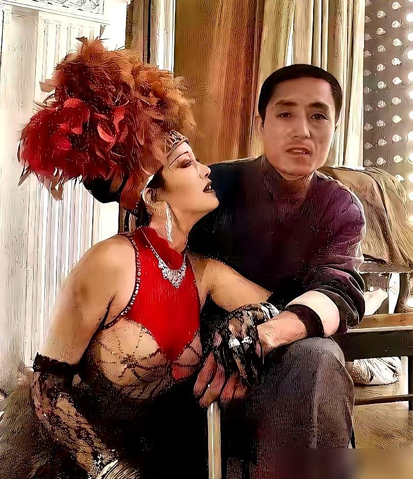 她肩带崩了，她虎背熊腰！红毯女星内衣都快飞了，却没巩俐20年前穿得有力量？赵