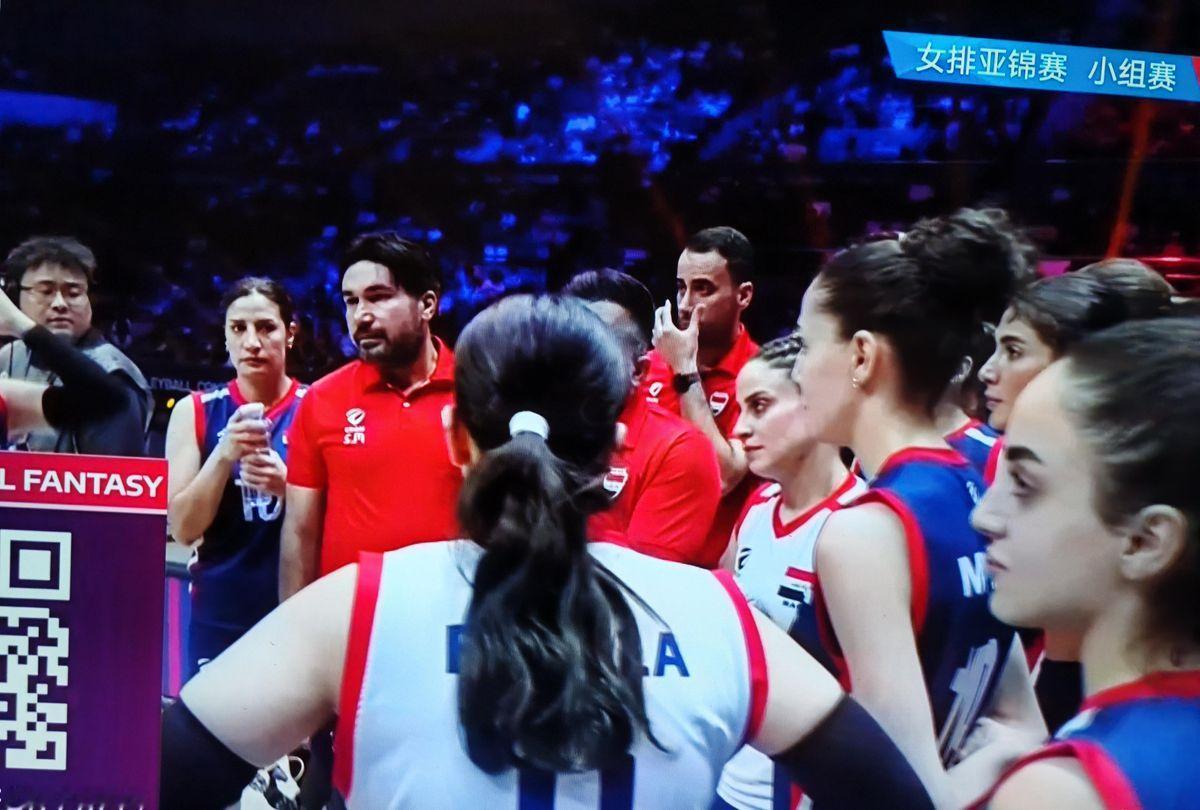 25-4、25-6，前两局把伊拉克女排打得毫无还手之力，第三局又7-2。别光看比