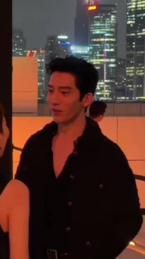 井柏然刘雯大方同框！高颜值氛围感拉满，解锁内娱顶配般配井柏然刘雯大大方方近日，上海时尚大秀星光云集，