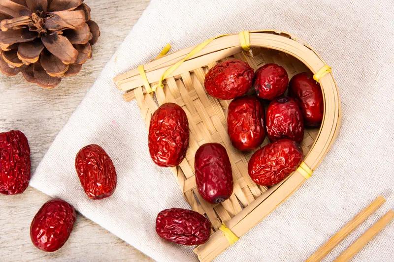 气血不足真的会让人干啥都没劲儿，日常补气血方法还挺多。饮食上，红枣必须安排，它