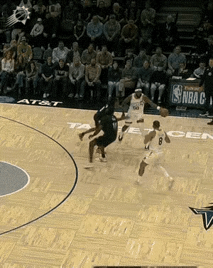 NBA是越来越不堪入目了，打成橄榄球了都！现在这个篮球？教坏小孩。怪不得现在学生