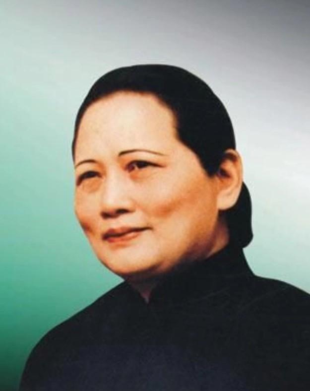 1975年，周总理病重，急需鸽子蛋补充营养，可市面上怎么也买不到。赵炜便对邓颖超