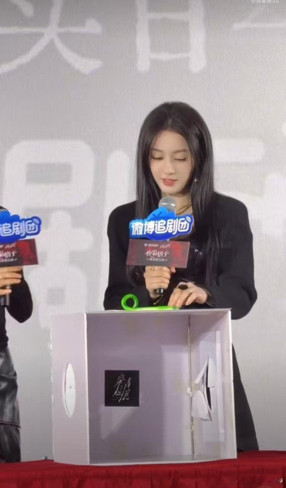 啊啊啊追剧团太会了！热巴看向张俪，眼神像有钩子，紧紧勾住人。亮亮的眼眸里，似有千