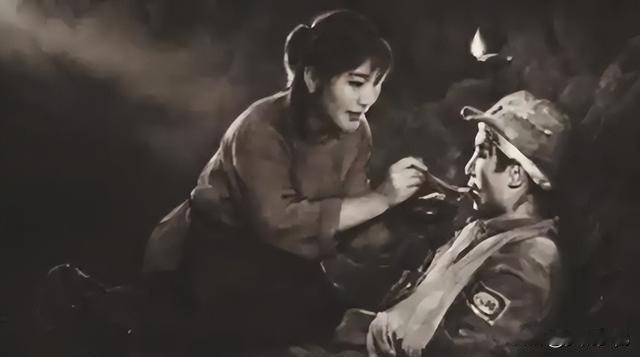 泪目！18岁少女冒死假扮八路妻子救人，43年后将军归来报恩，两个请求太意外