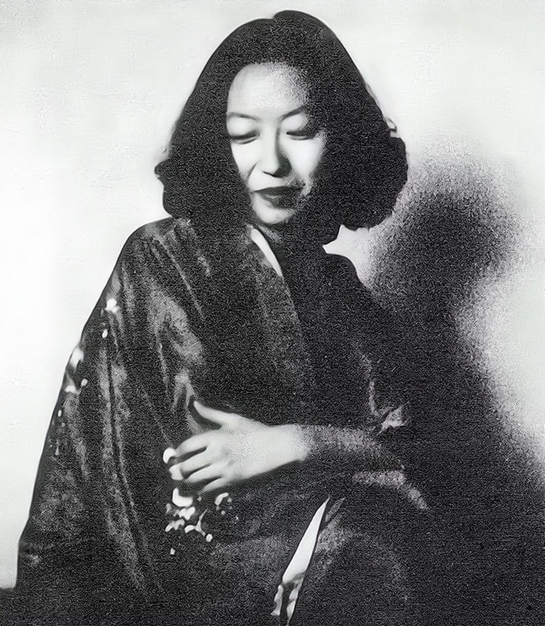 1956年，张爱玲刚吃下堕胎药，一阵剧痛从肚子传来，她疼的直打滚。几分钟后，满头