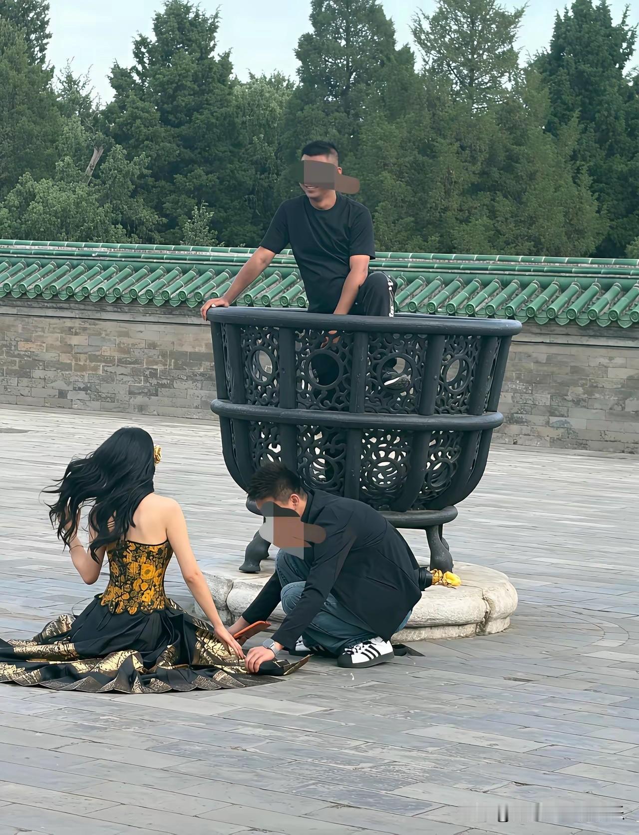 网友晒出拍照的一幕，不得不说，惊呆了啊！😡😡😡😡