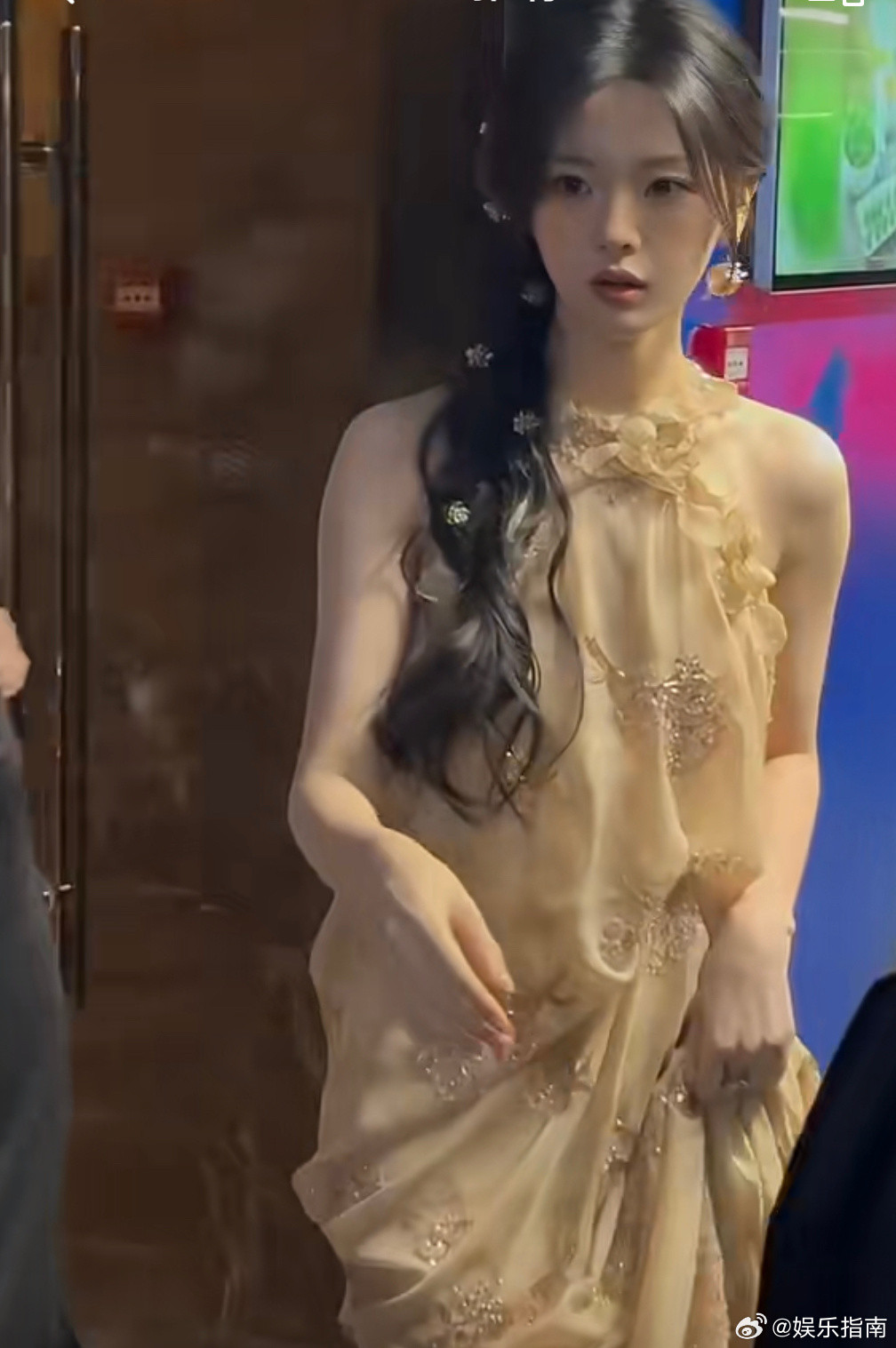杨超越心动的信号上班，身穿裸色挂脖花朵刺绣裙，这一套完全是仙女来的