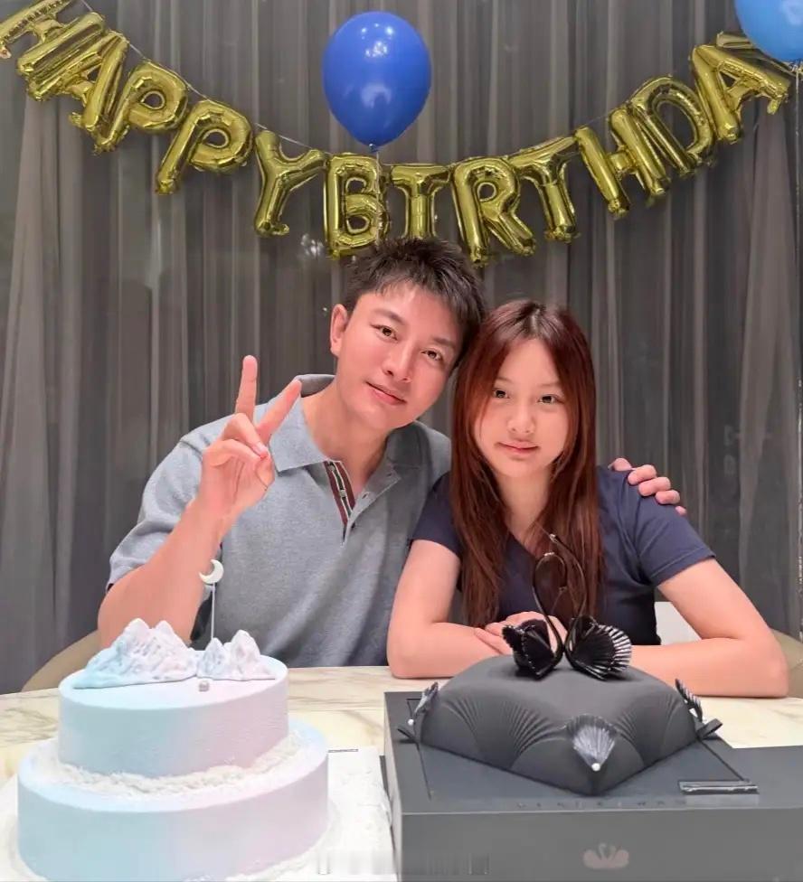 贾乃亮和女儿甜馨一起庆祝42岁生日，父女俩一起制作蛋糕，还一起手机自拍，关系看起