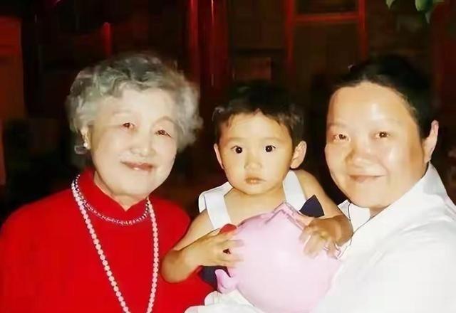 洪晃把11个月大的湖南弃婴抱回北京那天，只给自己设了一条底线：不逼孩子叫她妈。