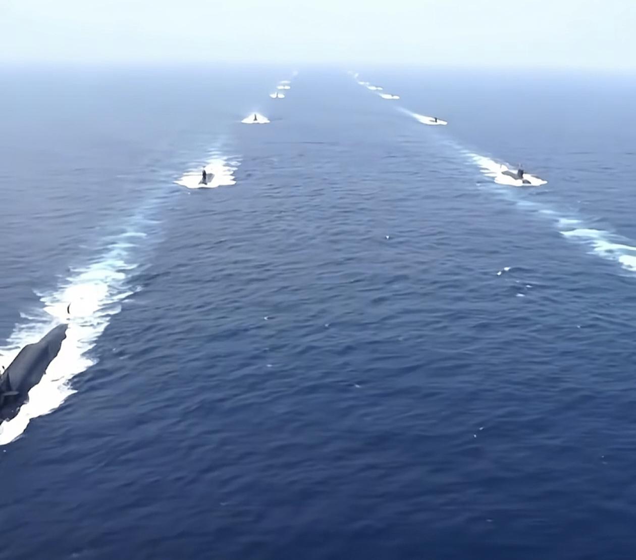 解放军潜艇近期罕见集群机动引发国际关注，这不仅是技术实力的秀肌肉，更是战略思维的