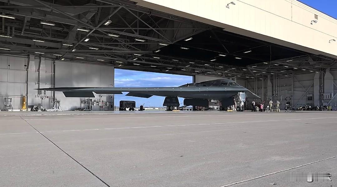 【战机欣赏】美国维持全球霸权的利器——B2“幽灵”隐身战略轰炸机。美隐形轰炸机