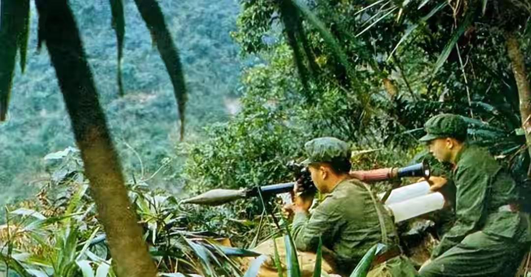 1979年，对越自卫反击战中，367团副参谋长怀疑掉队的战友是越南特工，竟不顾劝