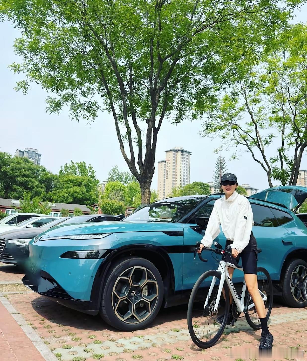 朱军夫妇五一节在福建被偶遇，56岁妻子谭梅穿惠安女服皮肤白年轻！