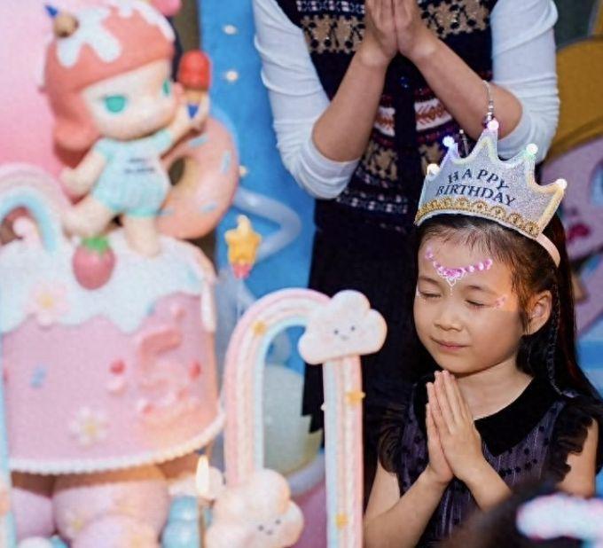 王阳高斯为5岁女儿庆生，送公主裙当礼物，Molly古灵精怪太像妈妈​​​