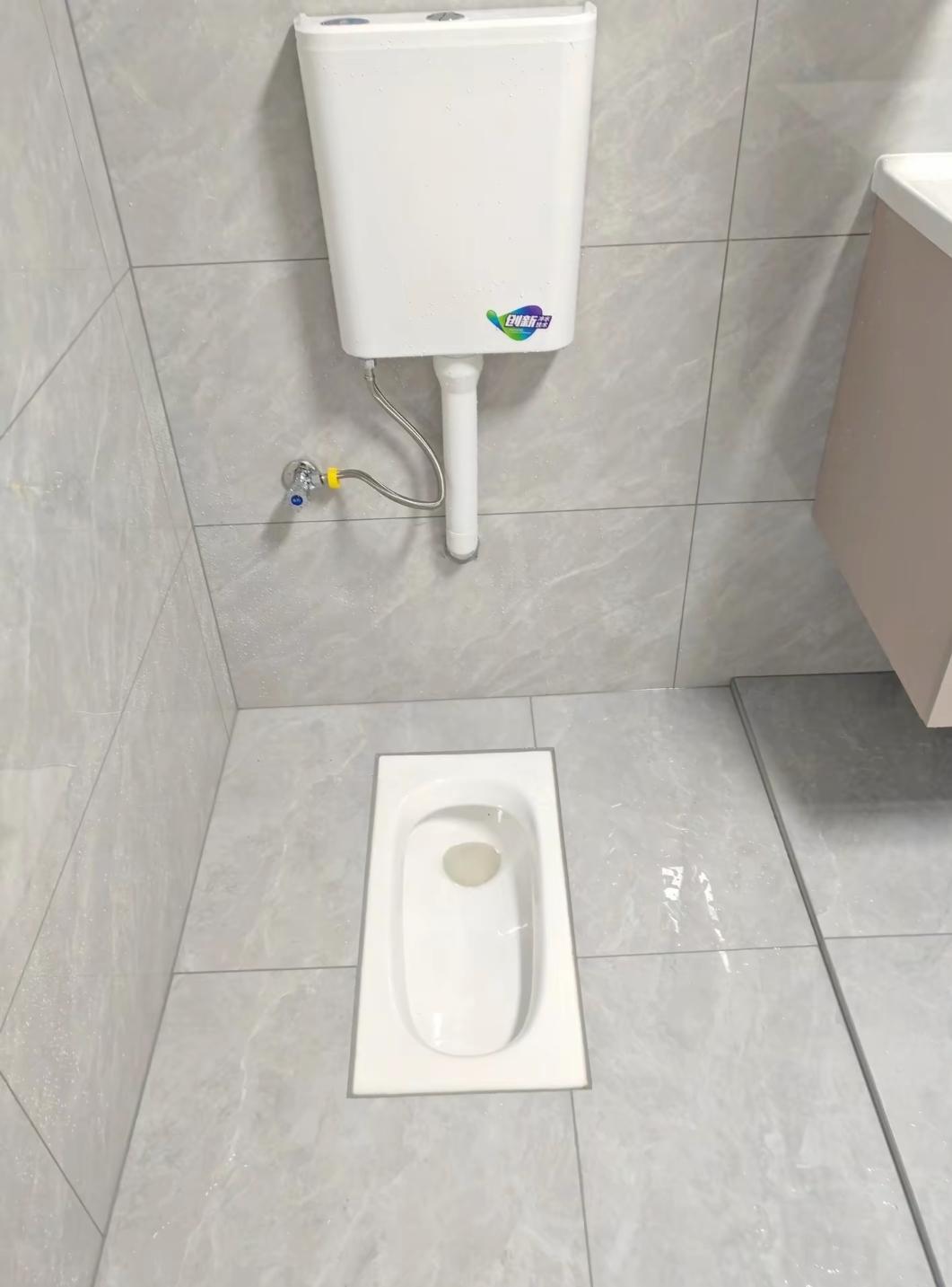 超薄蹲便器安装。超薄，不是蹲便器薄，而是安装高度不受限制。