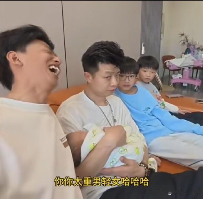 小舅子夫妻得知姐姐又生了第三个儿子，专程上门来看望。进门后，小舅子瞅着姐夫满脸愁