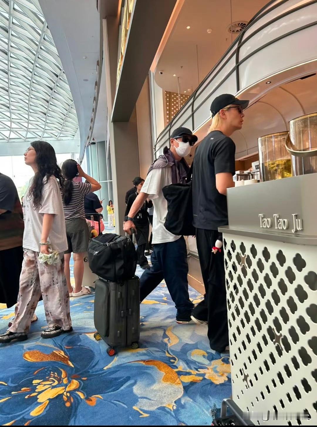网友在广州白云机场偶遇陈小春和李承铉，原来是专程来参加张智霖的广州演唱会。陈小春