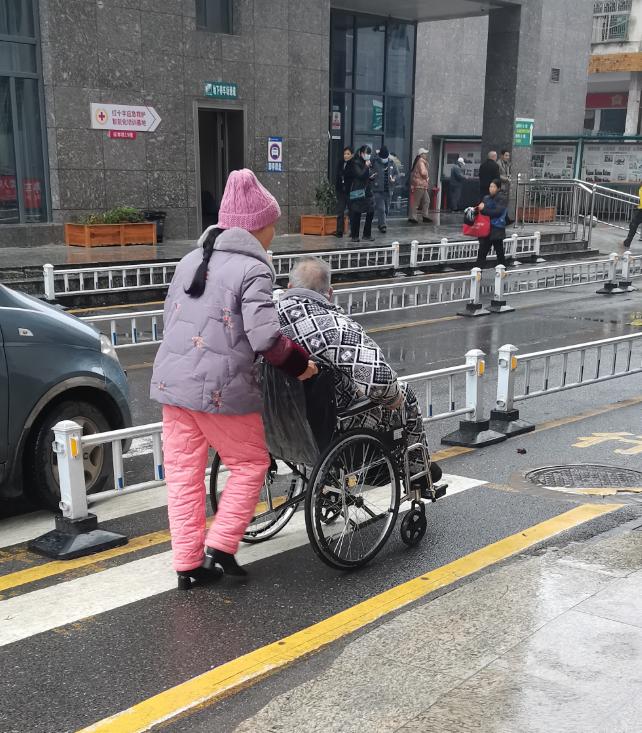 退休之后是和子女同住更好，还是独自独居生活，哪一种晚年生活才更加自在舒心？其