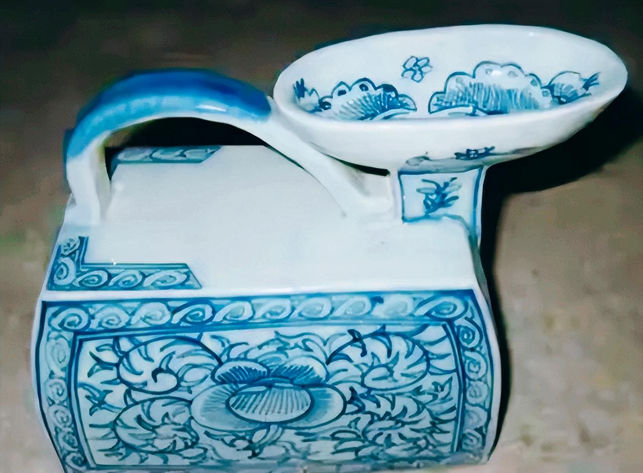 大爷花费17万买了一个茶壶，全家人喝茶都用它，可是带上节目鉴定时，鉴宝人员却说：