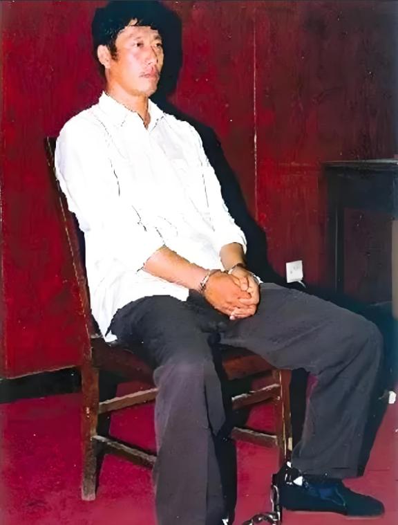 1997年8月19日清晨，白宝山和吴子明早早来到了边疆宾馆附近。边疆宾馆当时聚集