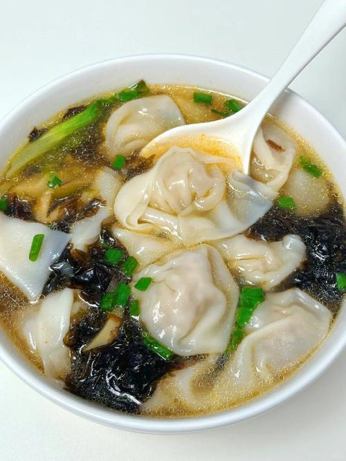 天气凉了，早点就愿意喝碗热乎的馄饨。但对于天津的馄饨有句话要说。第一，过去天津