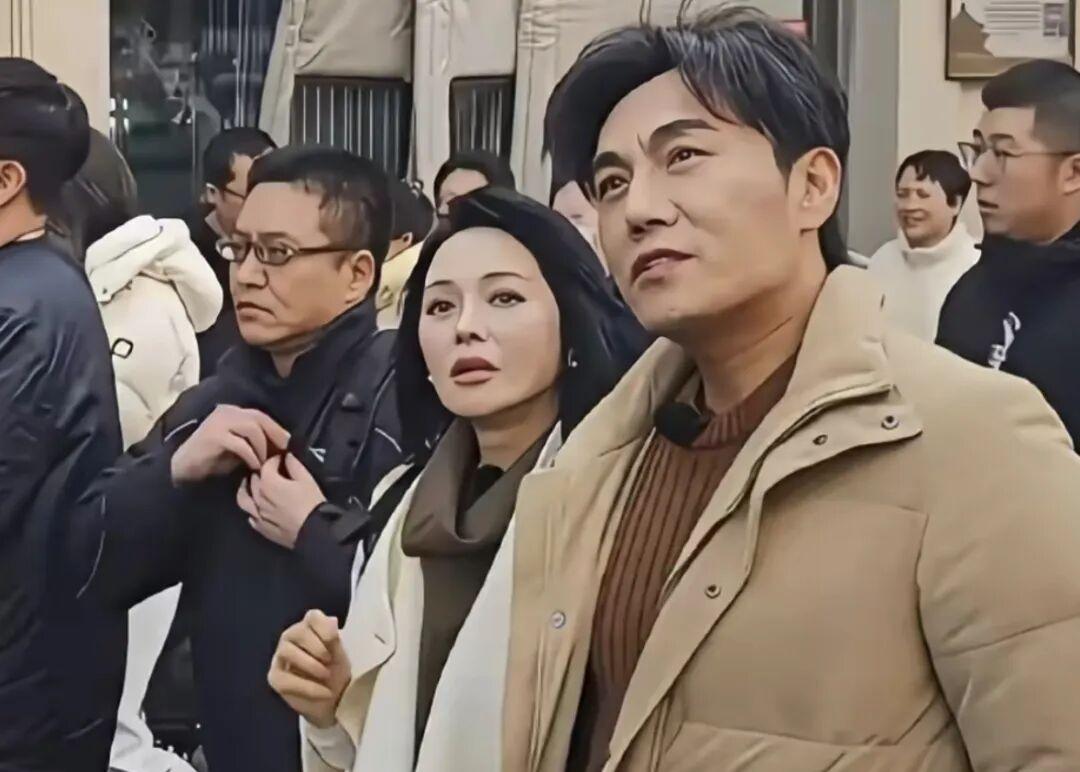 伊能静58岁了，还带公婆去俄罗斯录真人秀。这个与大S一样，把美刻在头发丝与脸蛋上