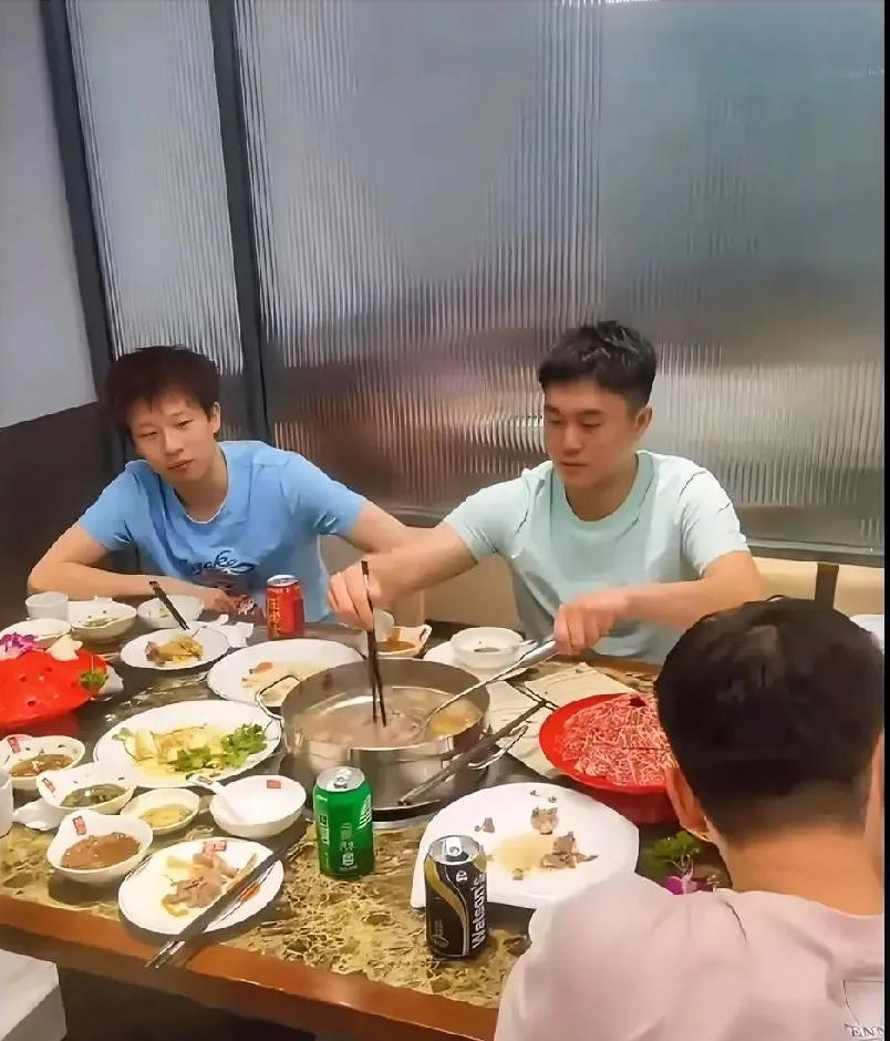 被汕头明润队火锅局馋到了！刷到汕头明润队的火锅局，林高远、李艺杰等人围坐一桌，