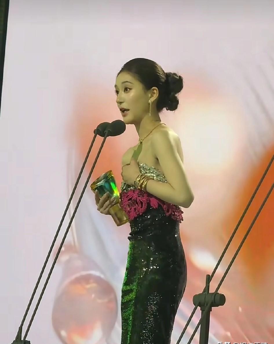 她拿奖时哭，是因为终于能证明：当初所有骂她的人，都错了。领奖台上，赵露思的眼